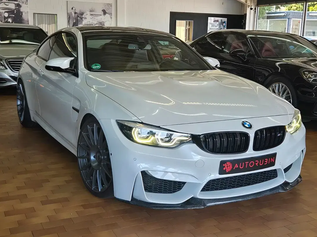 BMW M4 - Thumbnail 3
