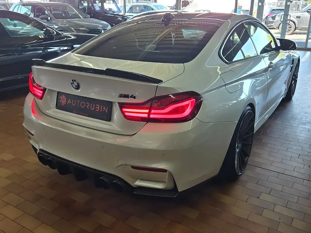BMW M4 - Thumbnail 4