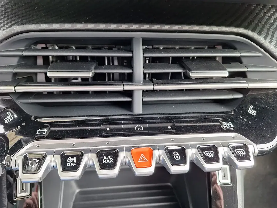 Peugeot 208 - Thumbnail 12