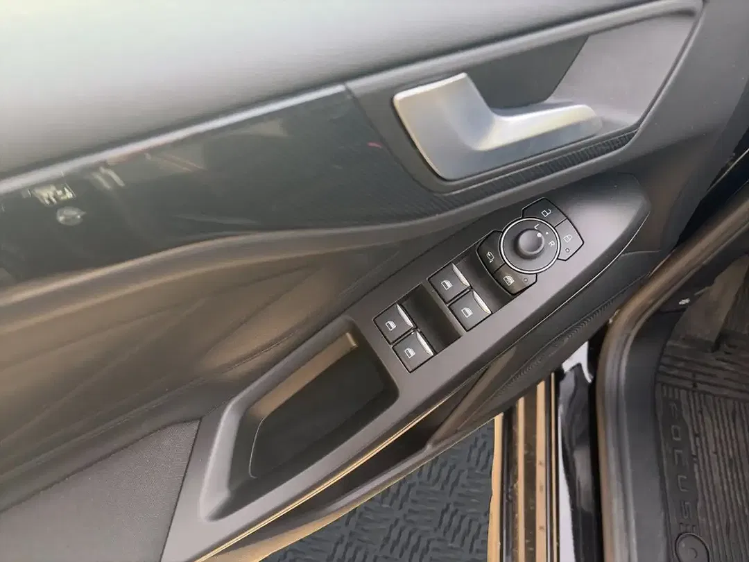 Ford Focus - Thumbnail 10