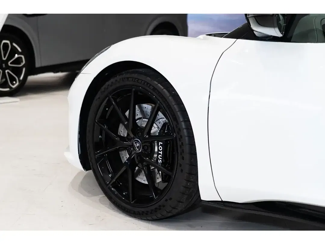 Lotus Emira - Thumbnail 11