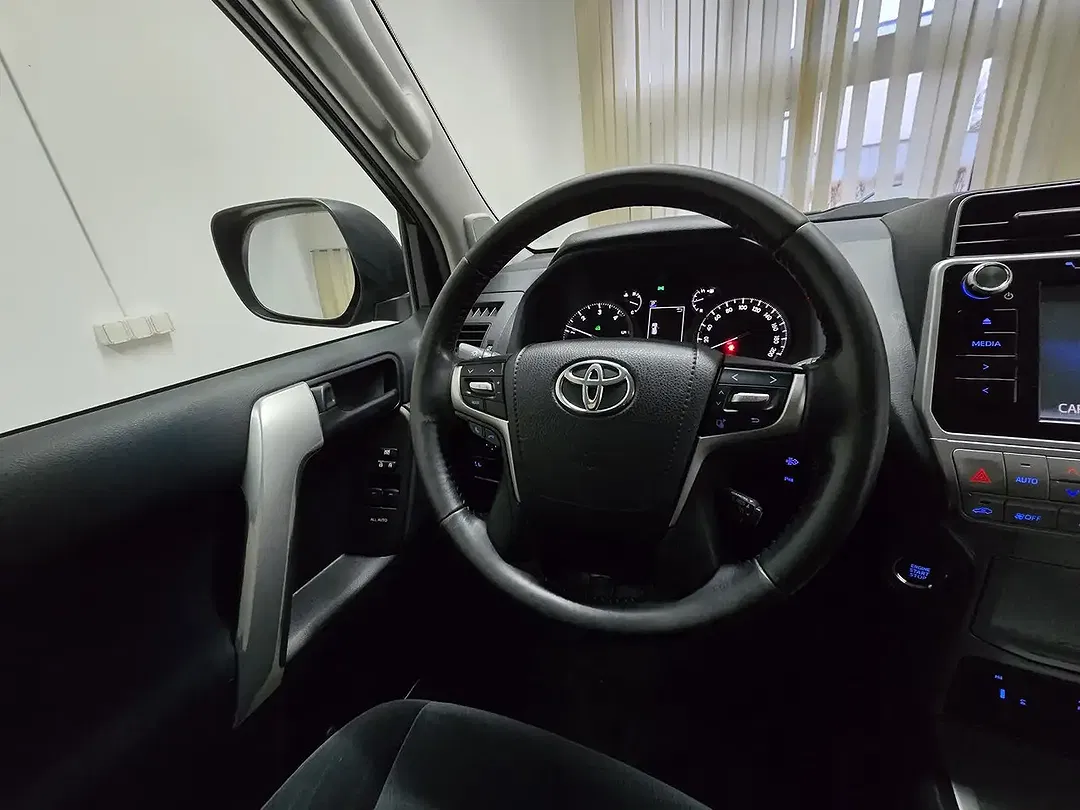 Toyota Land Cruiser - Thumbnail 7