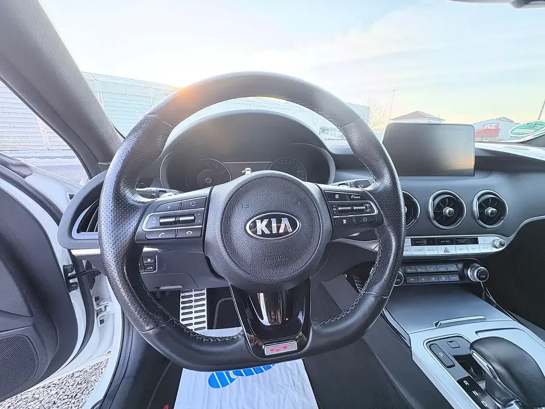Kia Stinger - Thumbnail 11