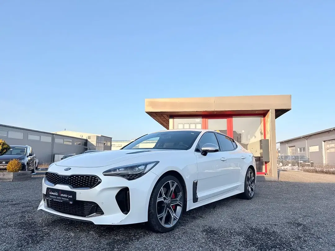 Kia Stinger - Thumbnail 2
