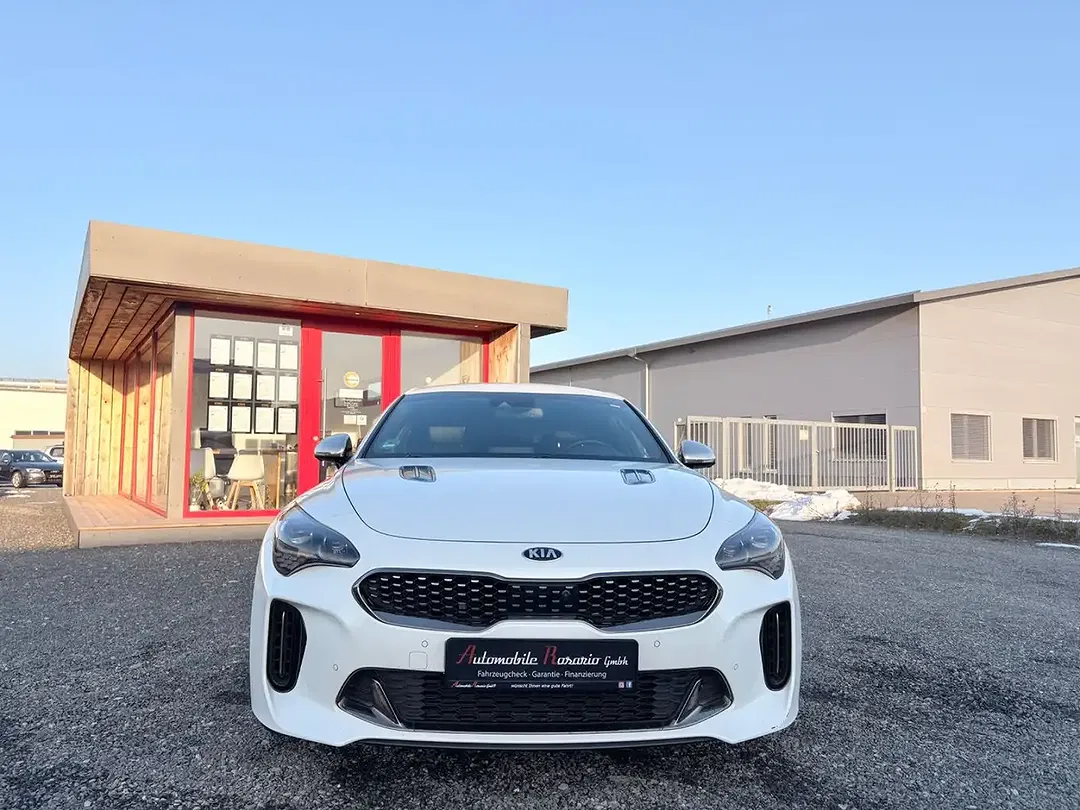 Kia Stinger - Thumbnail 3