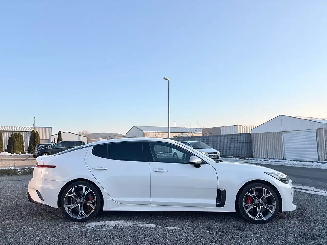 Kia Stinger - Thumbnail 5