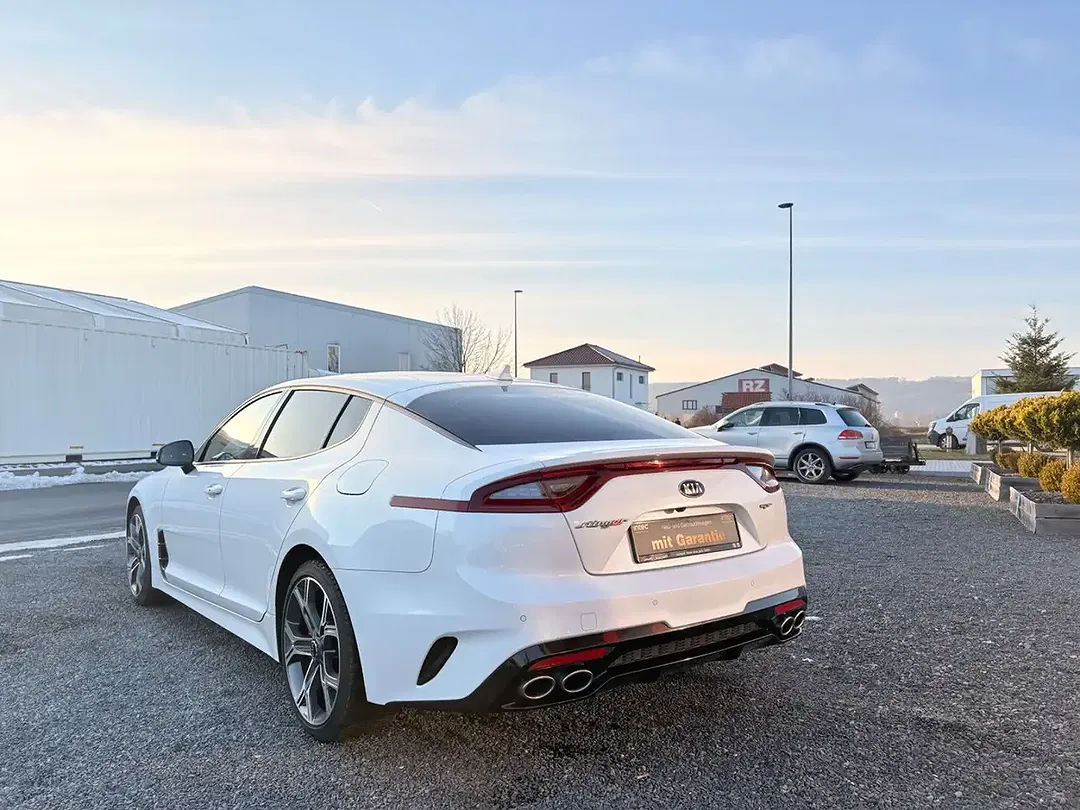 Kia Stinger - Thumbnail 8