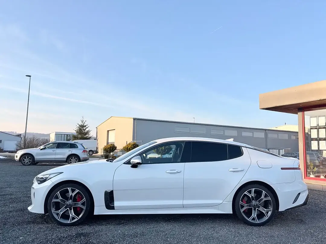 Kia Stinger - Thumbnail 9