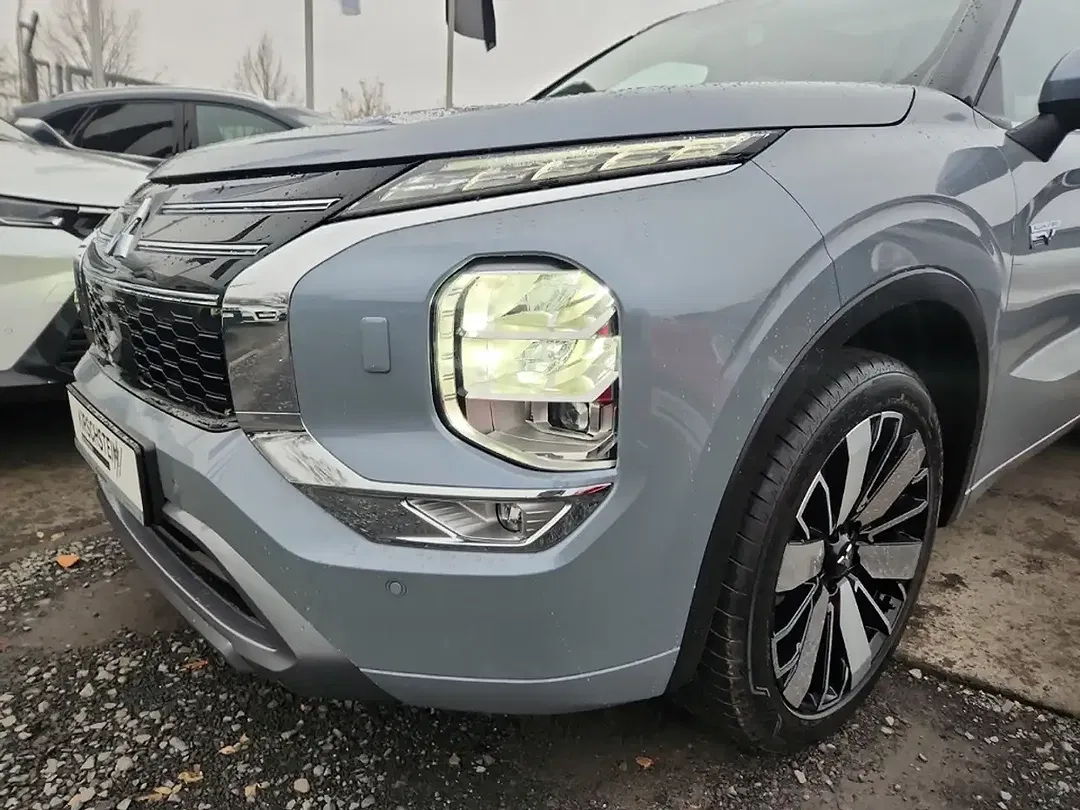 Mitsubishi Outlander - Thumbnail 6