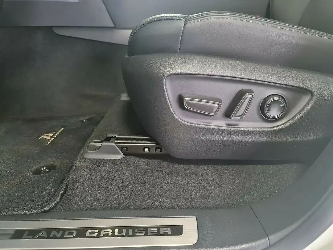 Toyota Land Cruiser - Thumbnail 11