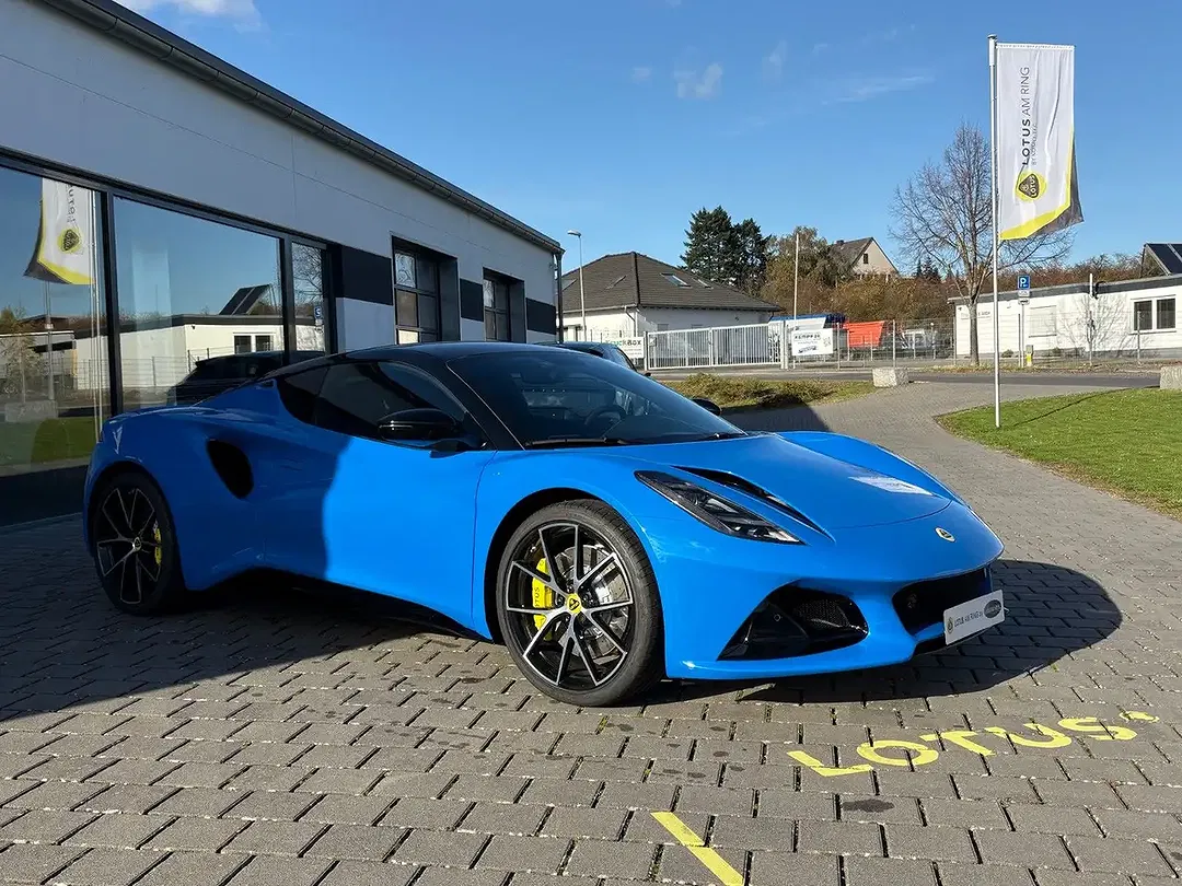 Lotus Emira - Thumbnail 3