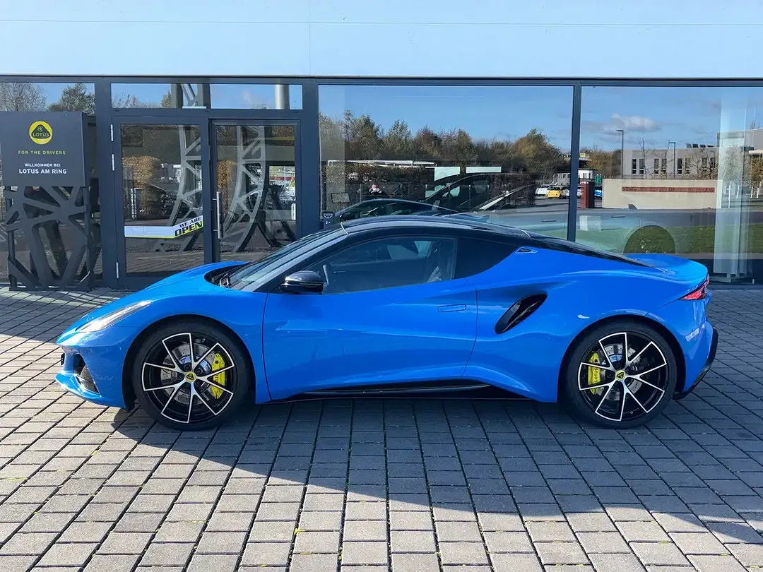 Lotus Emira - Thumbnail 4