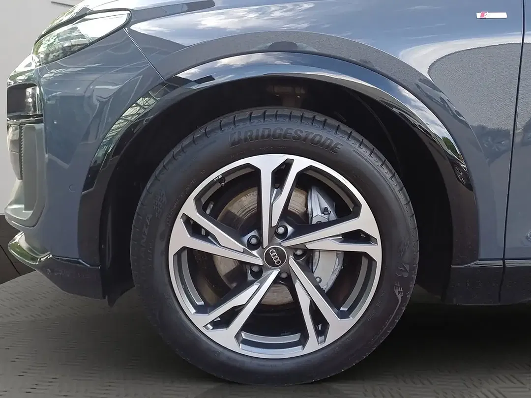 Audi Q6 e-tron - Thumbnail 2