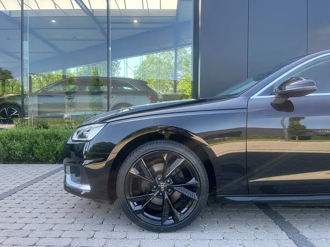 Audi A4 - Thumbnail 3