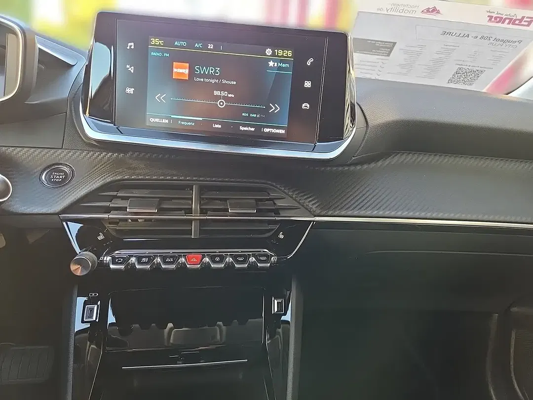 Peugeot 208 - Thumbnail 9