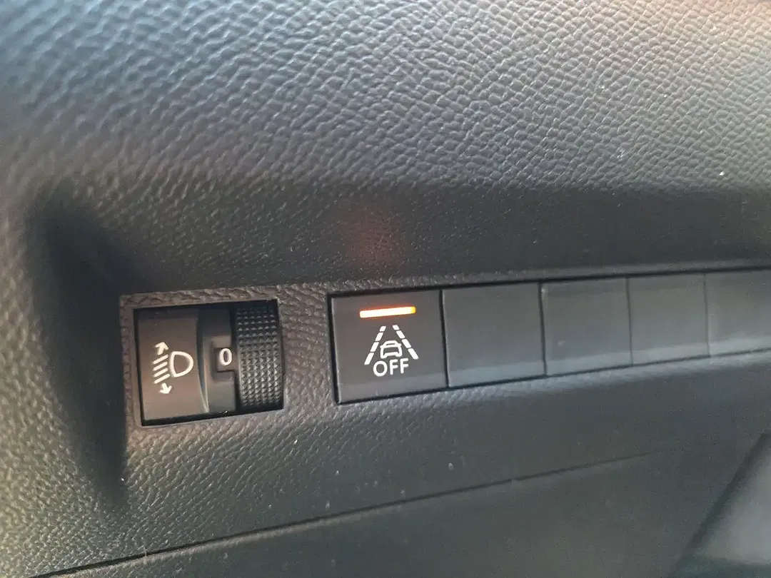 Peugeot 208 - Thumbnail 14