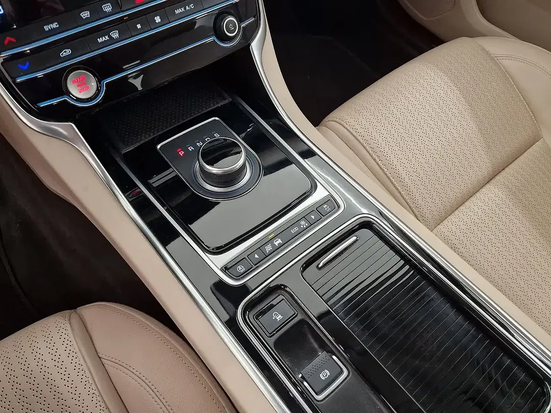 Jaguar XF - Thumbnail 12