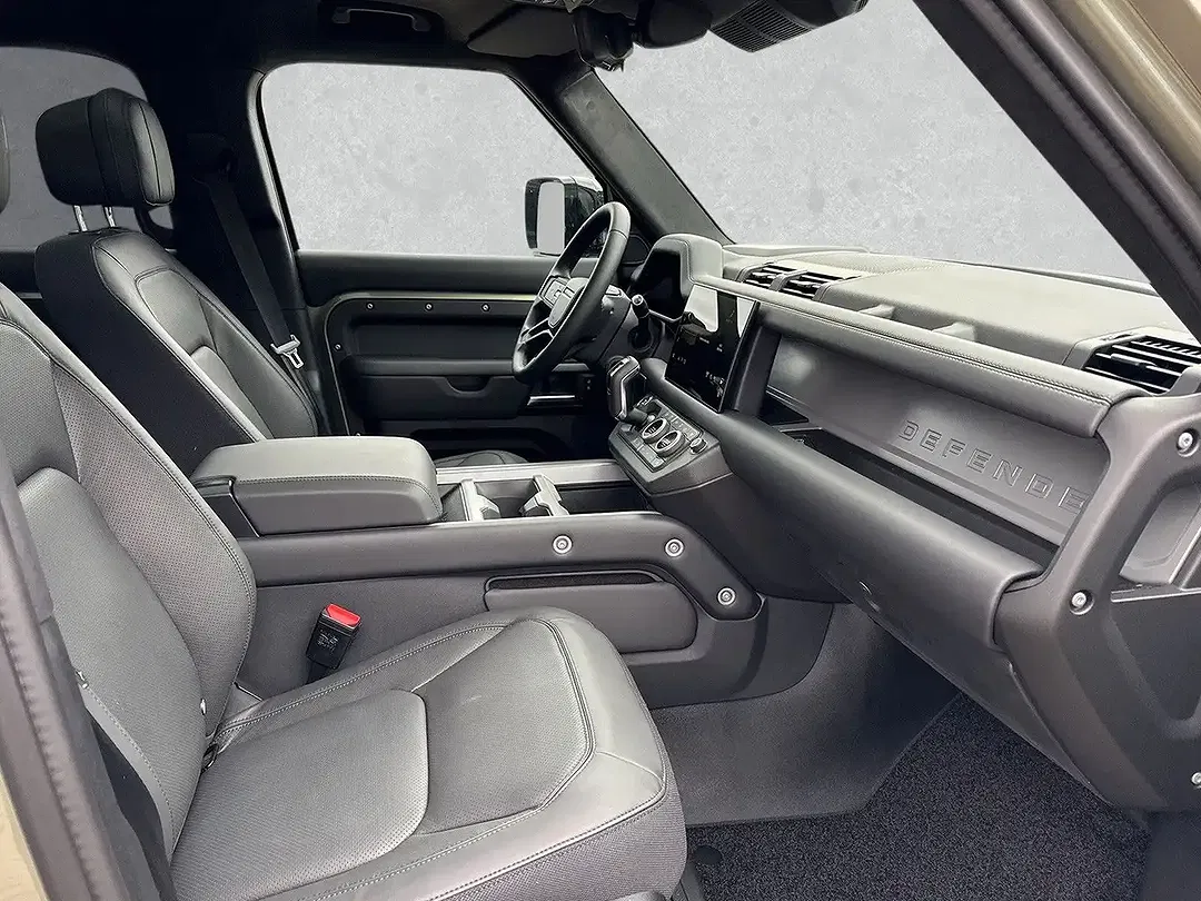 Land Rover Defender - Thumbnail 3