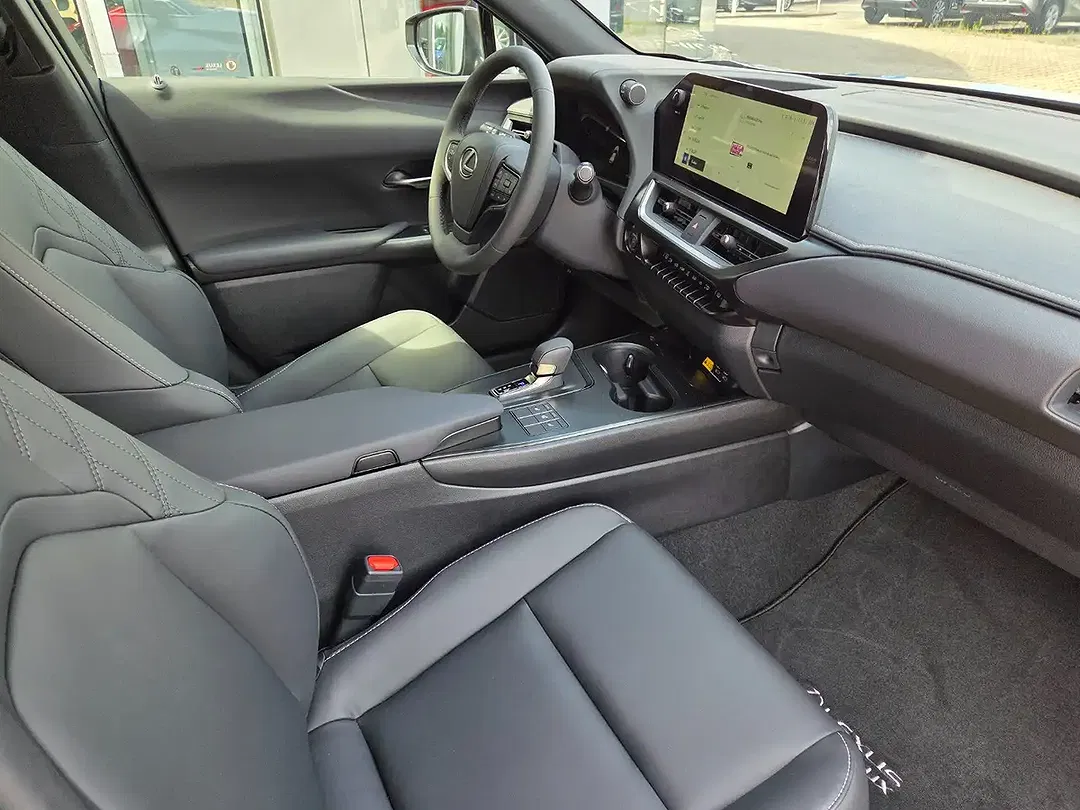 Lexus UX 300h - Thumbnail 6