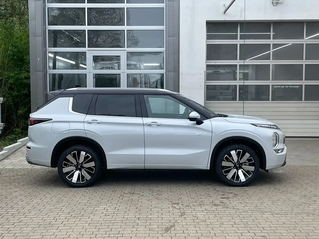 Mitsubishi Outlander - Thumbnail 4