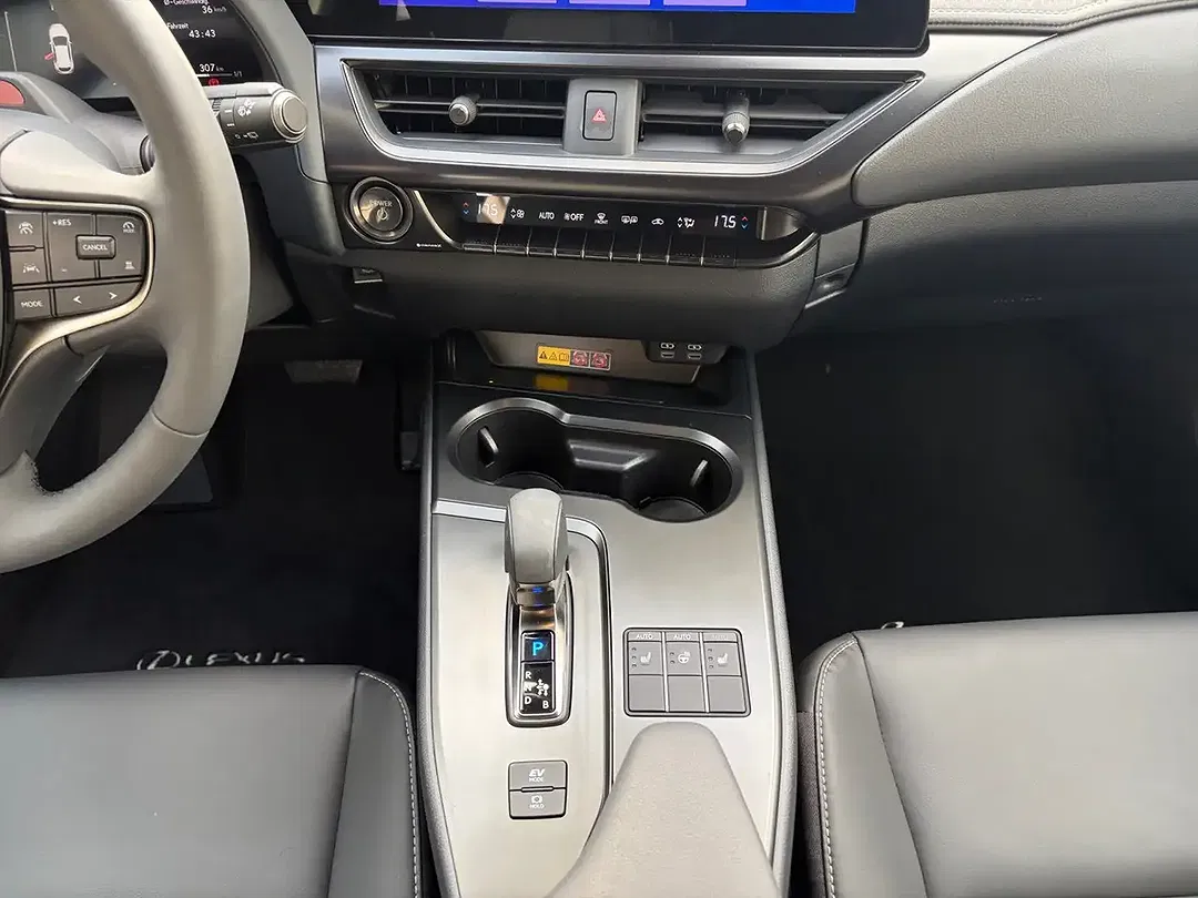 Lexus UX 300h - Thumbnail 11