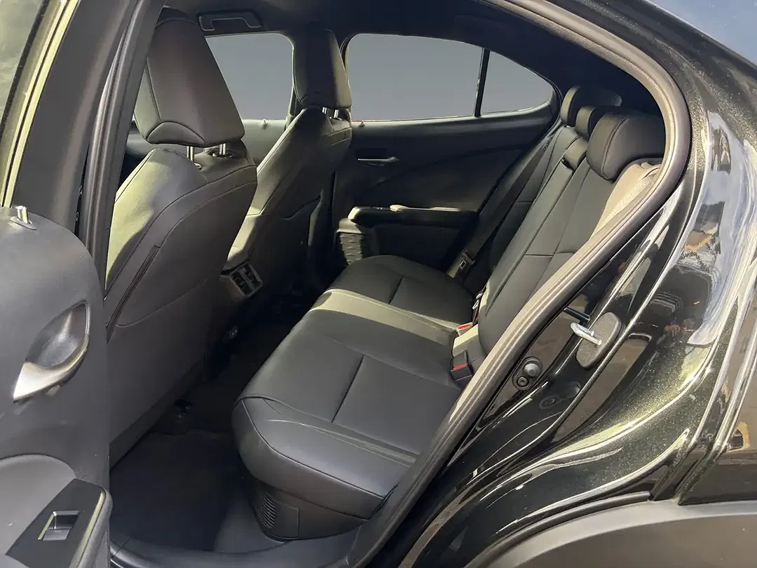 Lexus UX 300h - Thumbnail 13