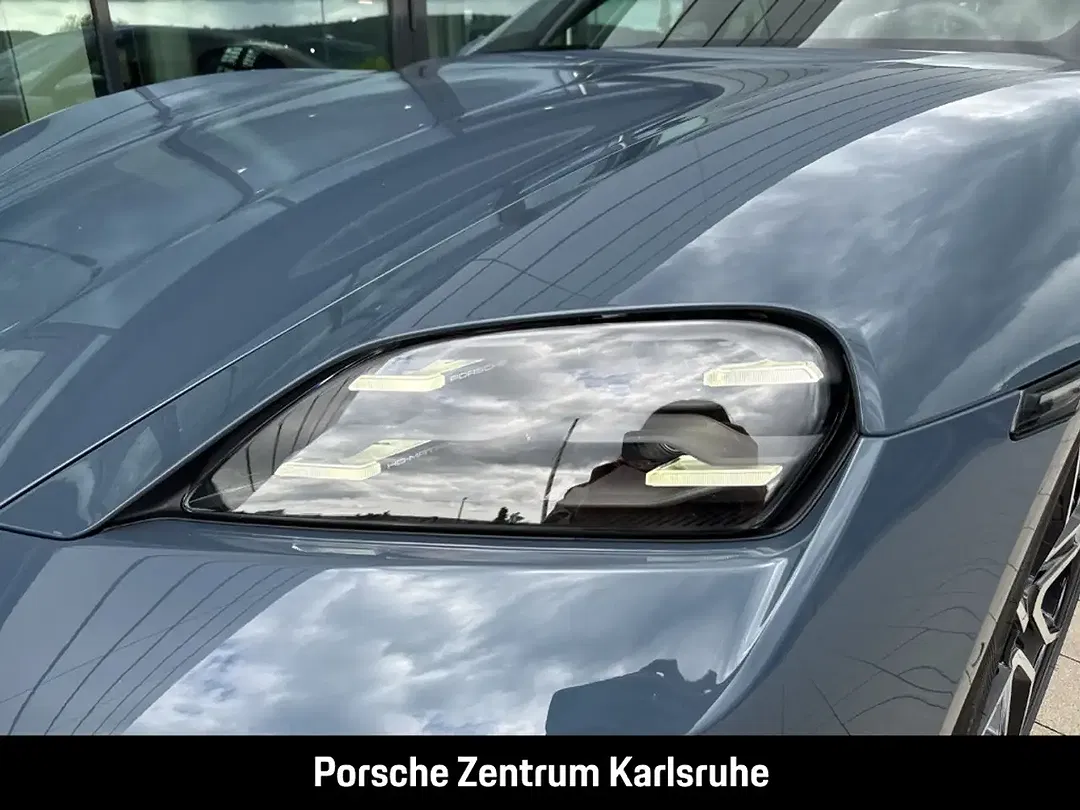 Porsche Taycan - Thumbnail 11