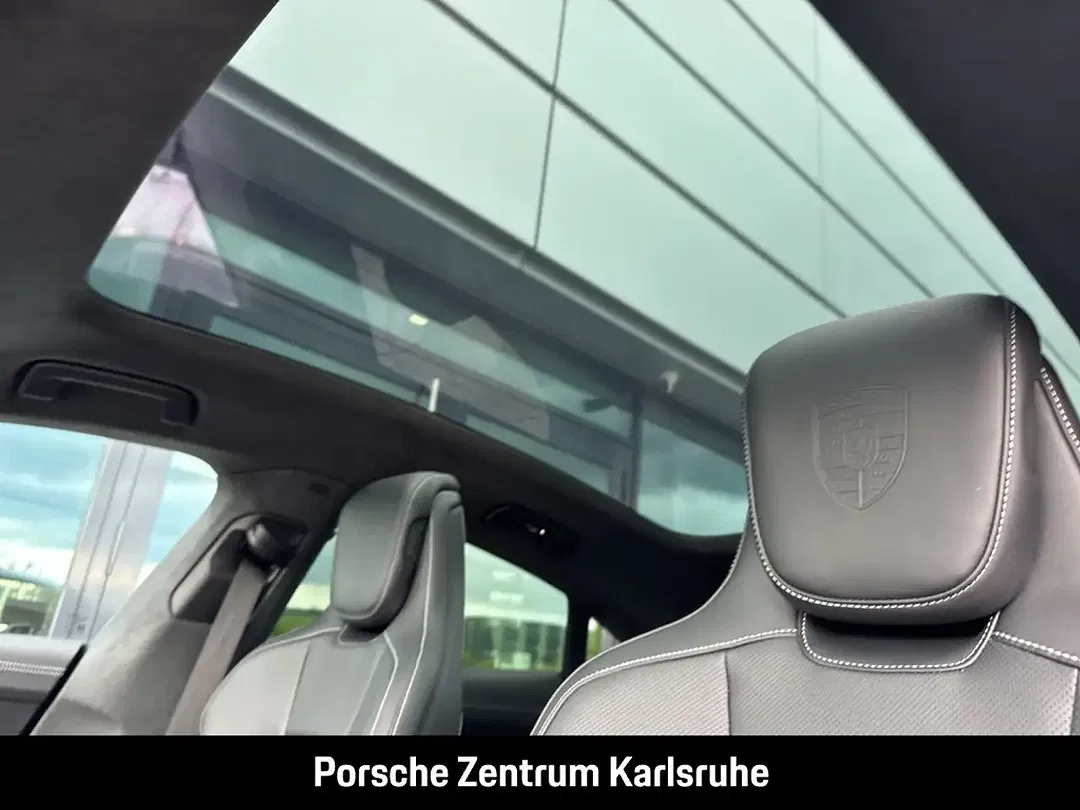Porsche Taycan - Thumbnail 12
