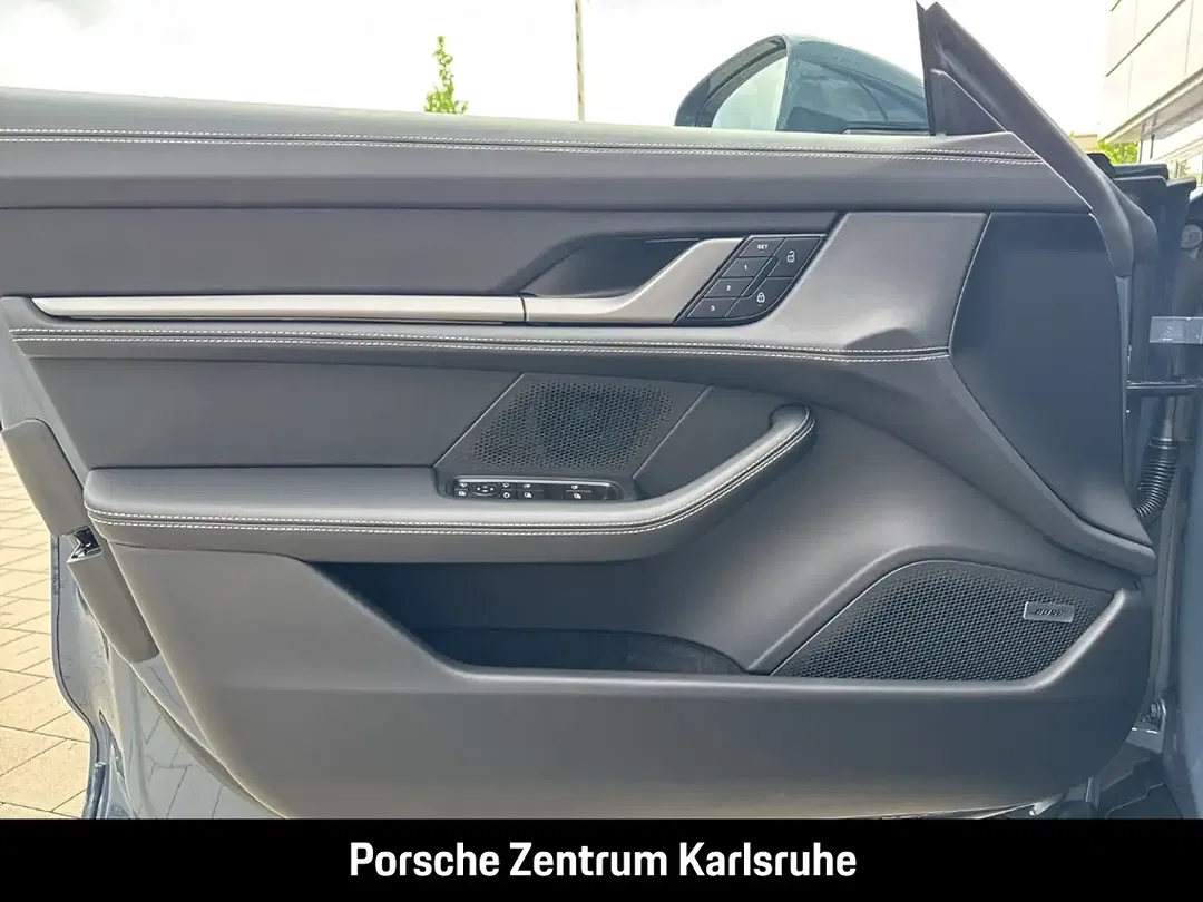 Porsche Taycan - Thumbnail 14