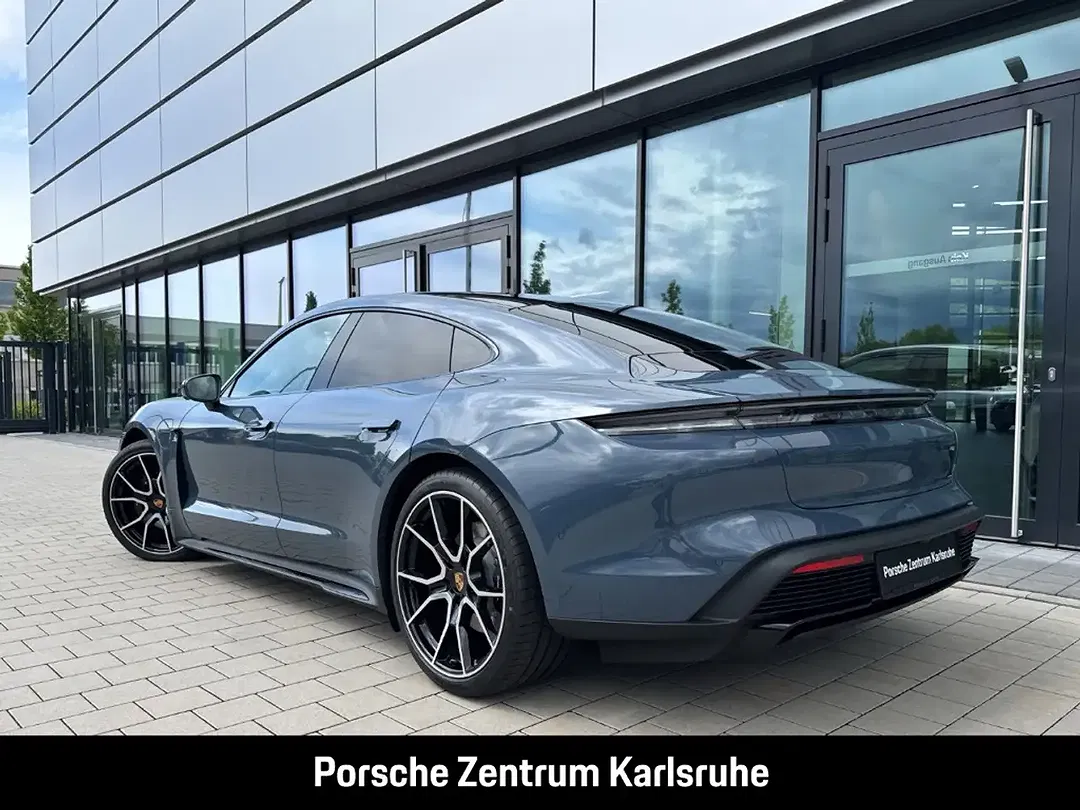 Porsche Taycan - Thumbnail 3