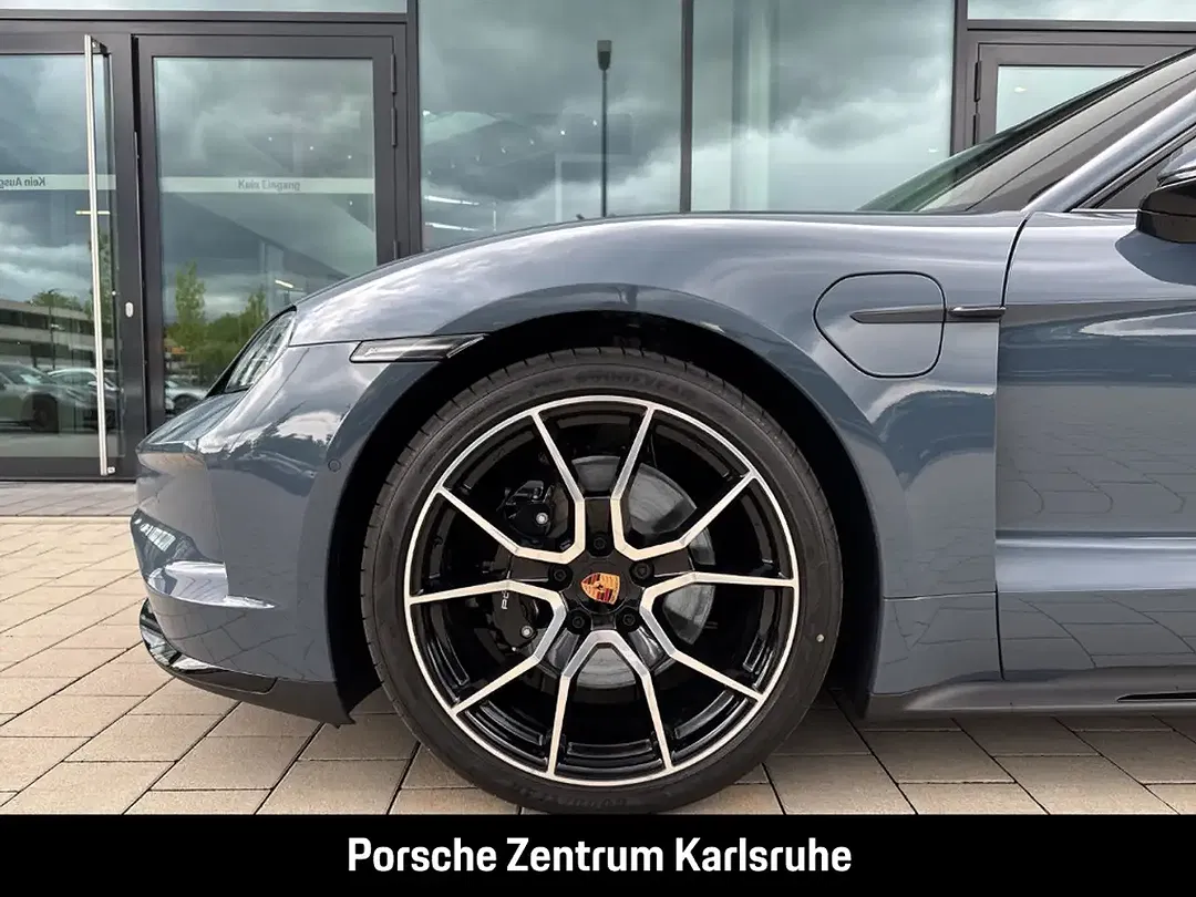 Porsche Taycan - Thumbnail 6