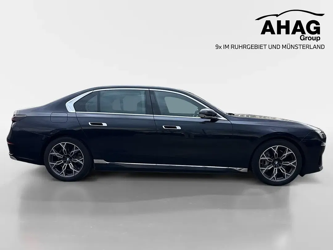 BMW i7 - Thumbnail 2