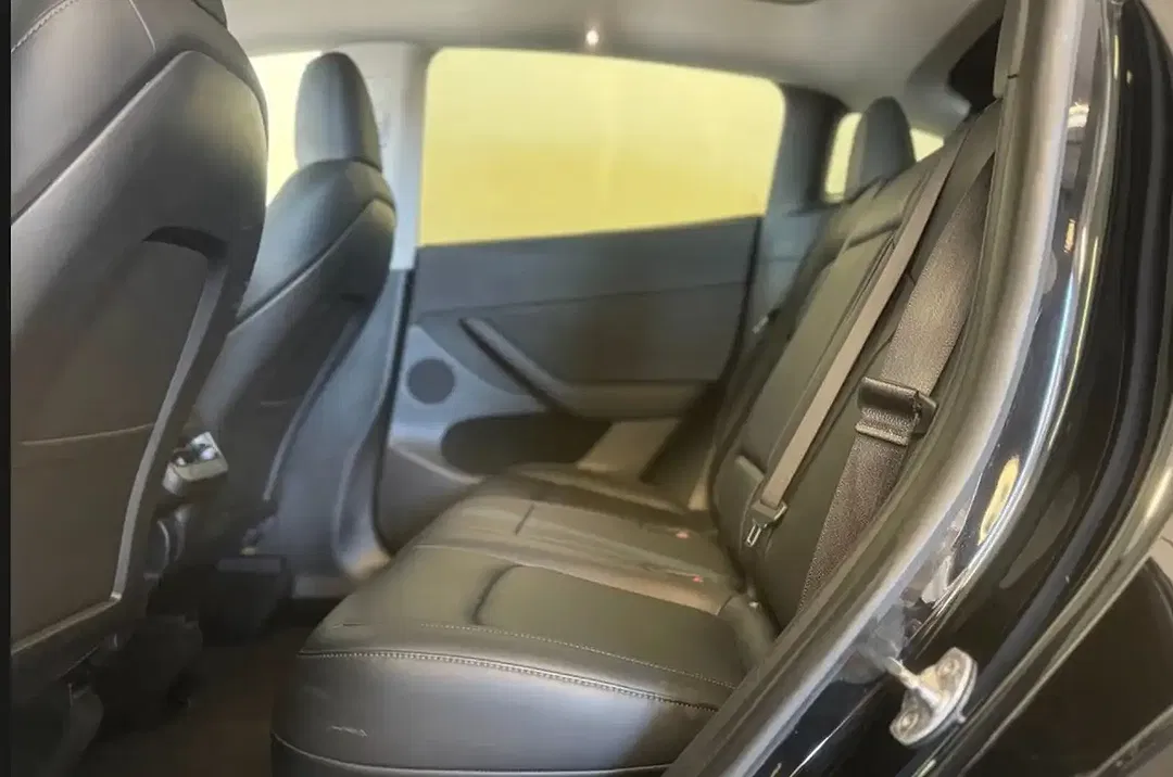 Tesla Model Y - Thumbnail 8