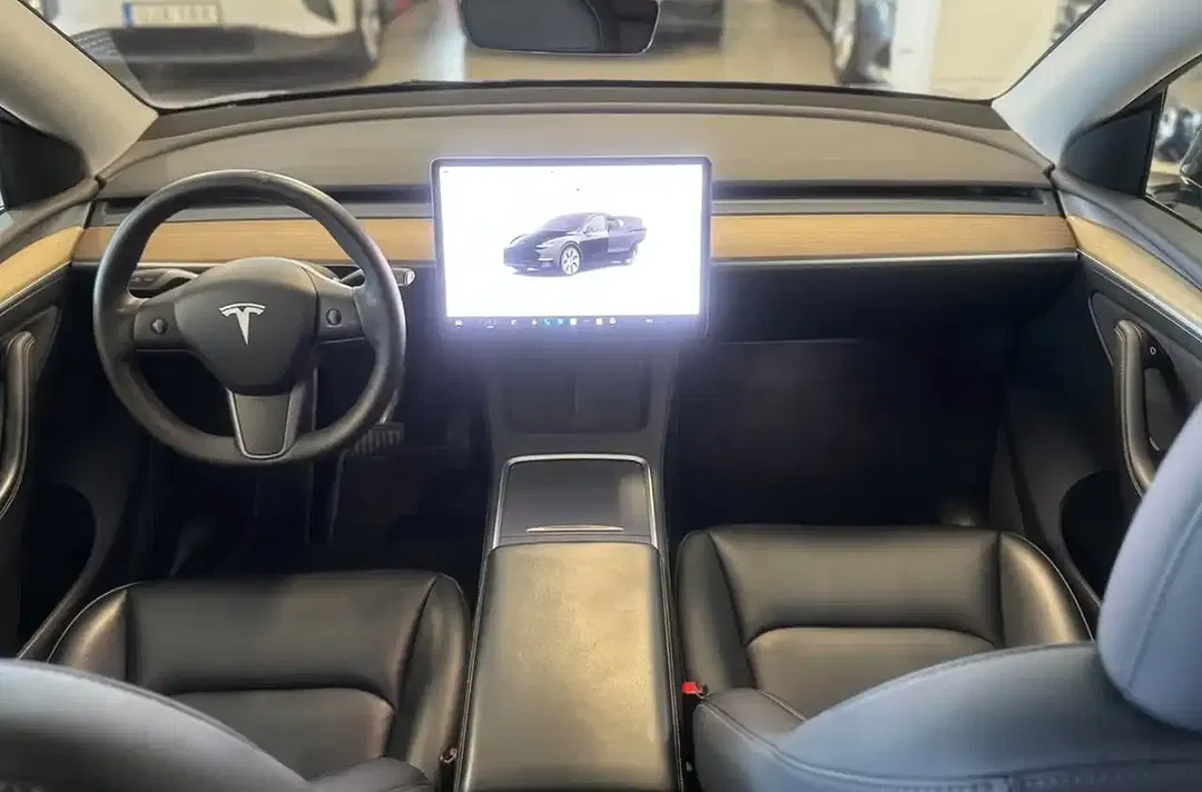 Tesla Model Y - Thumbnail 9
