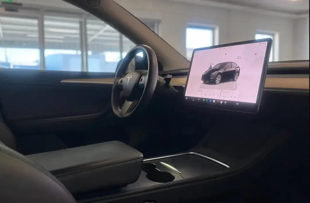 Tesla Model Y - Thumbnail 10
