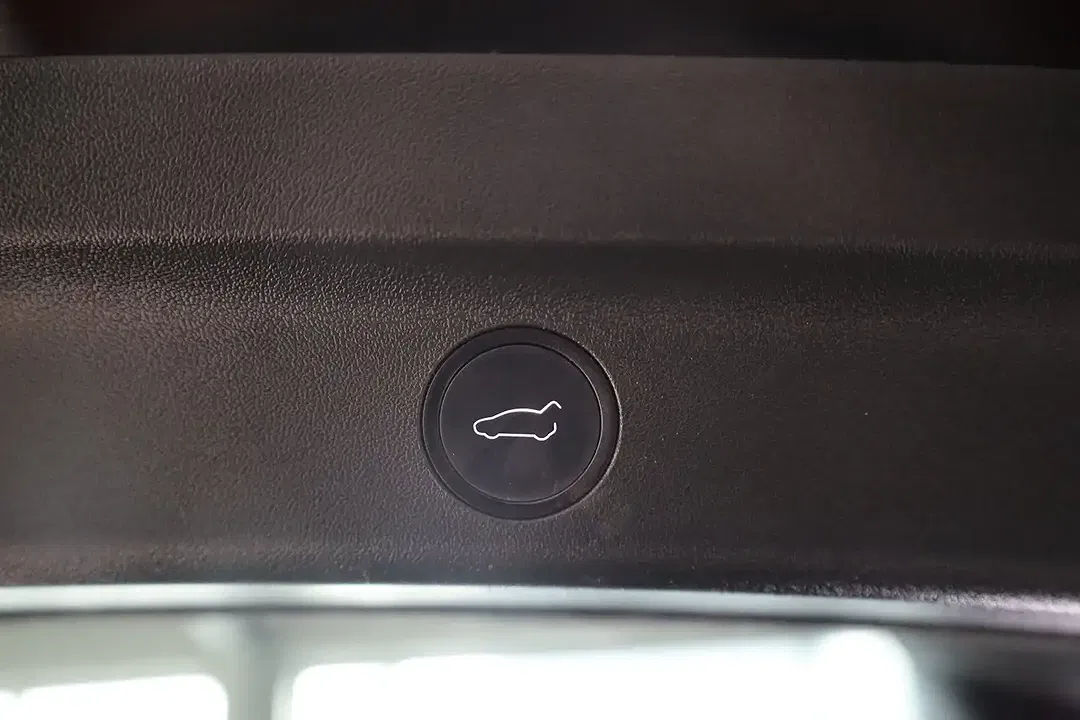 Tesla Model Y - Thumbnail 13