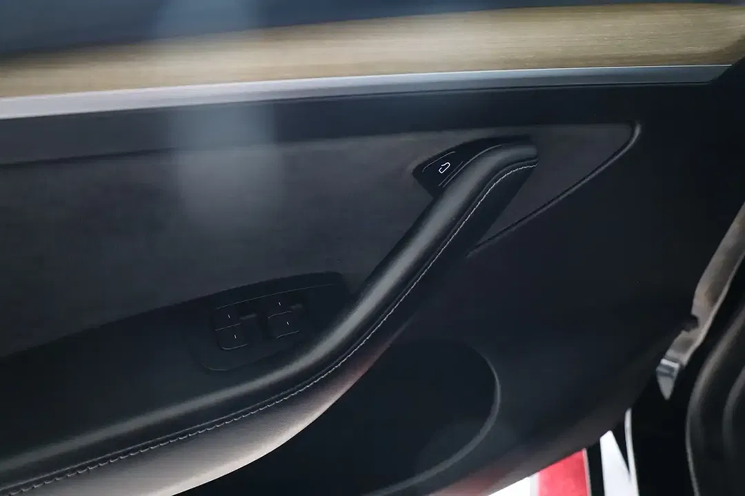 Tesla Model Y - Thumbnail 16