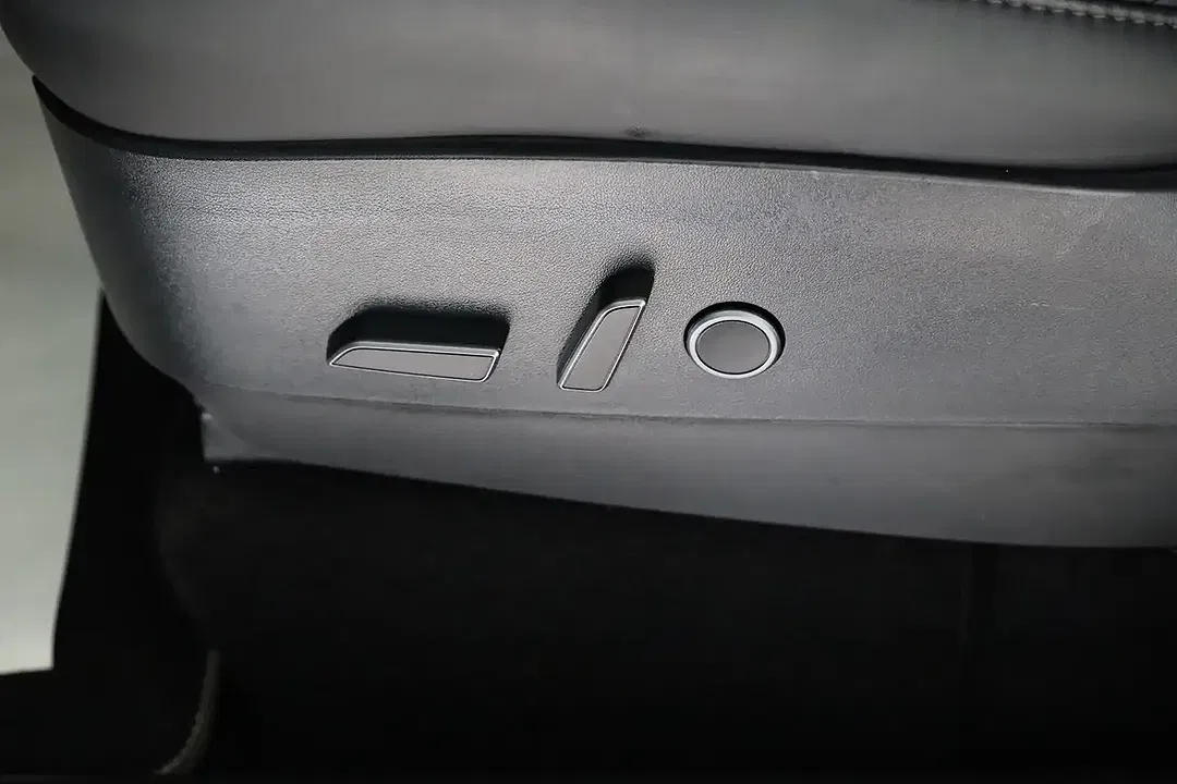 Tesla Model Y - Thumbnail 17