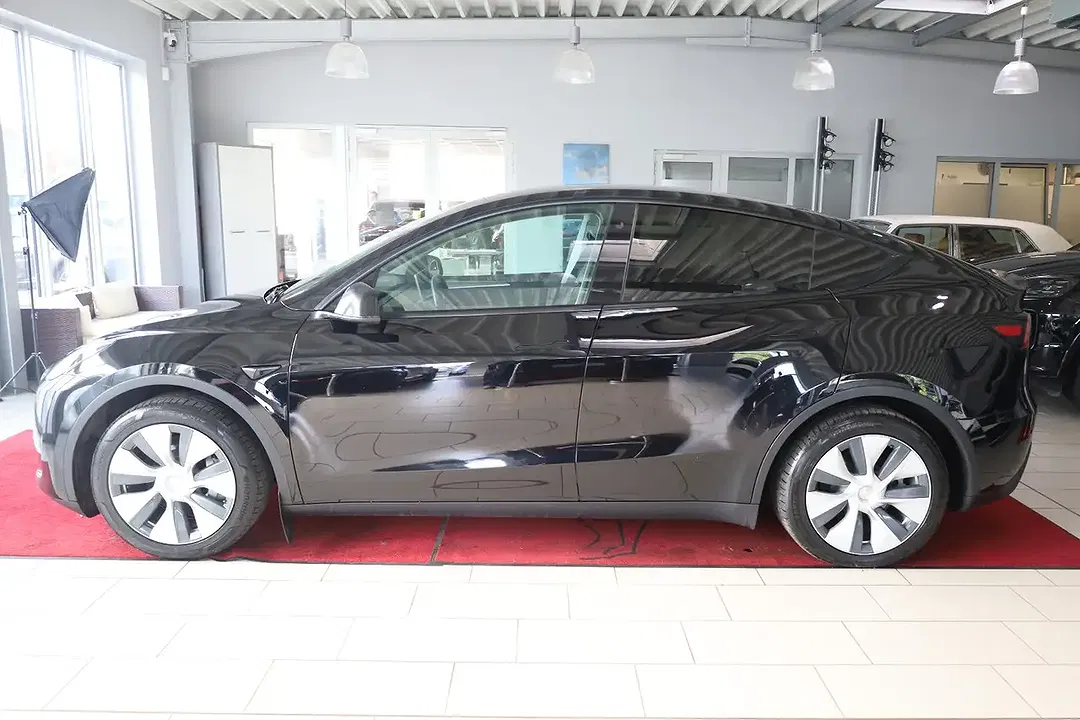 Tesla Model Y - Thumbnail 2