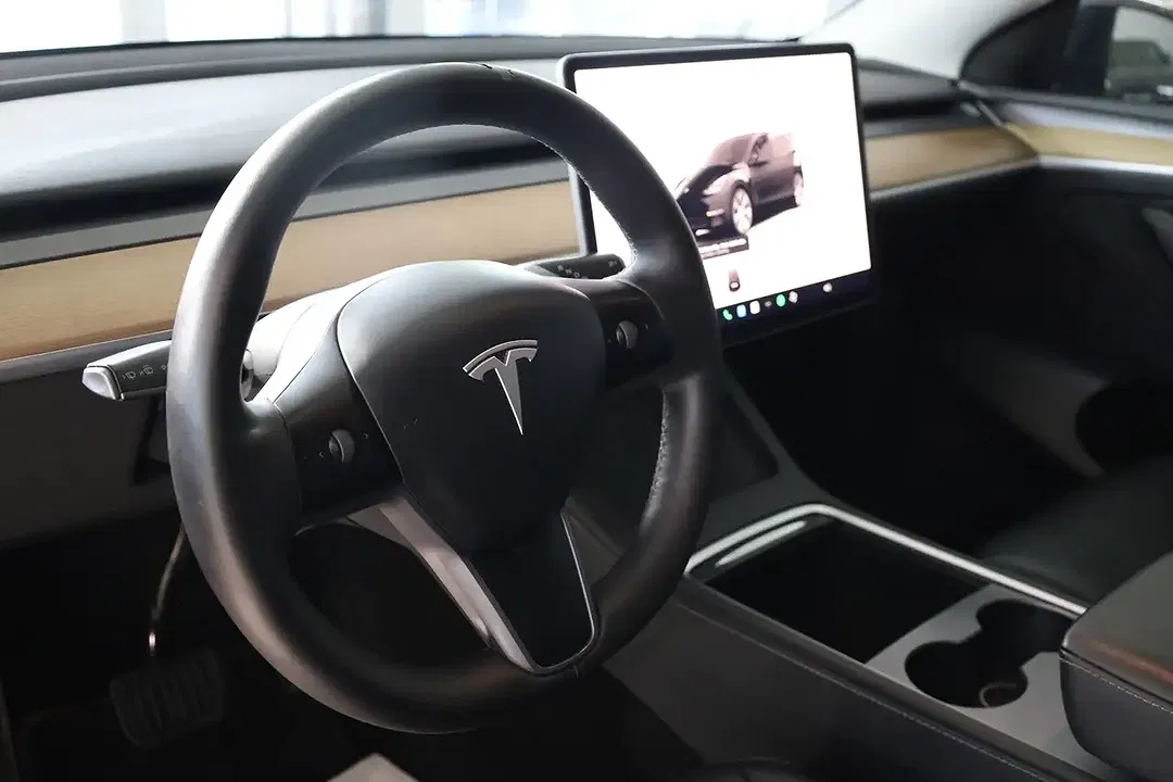 Tesla Model Y - Thumbnail 19