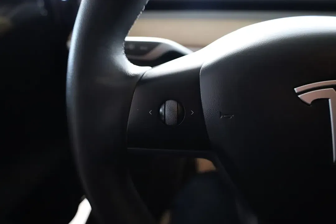 Tesla Model Y - Thumbnail 25