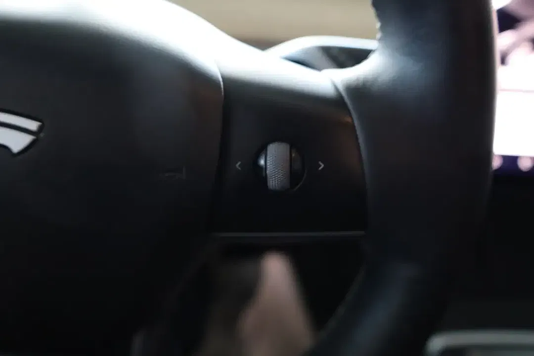 Tesla Model Y - Thumbnail 27