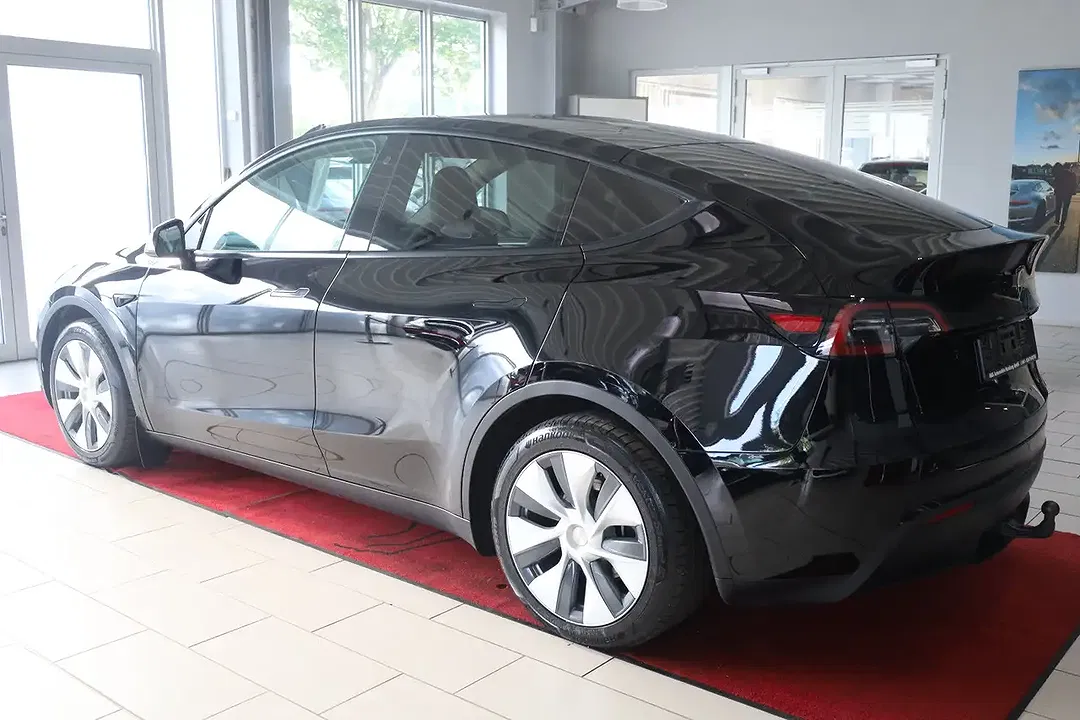 Tesla Model Y - Thumbnail 3