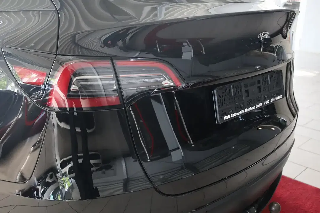 Tesla Model Y - Thumbnail 4