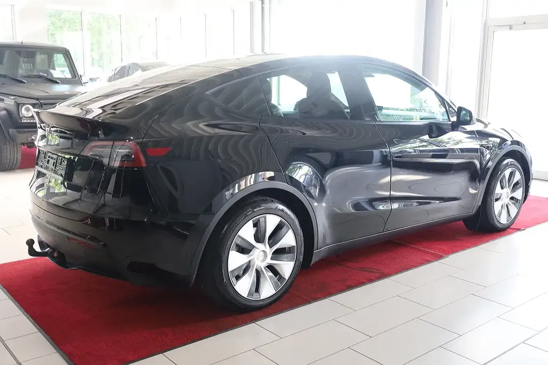 Tesla Model Y - Thumbnail 5