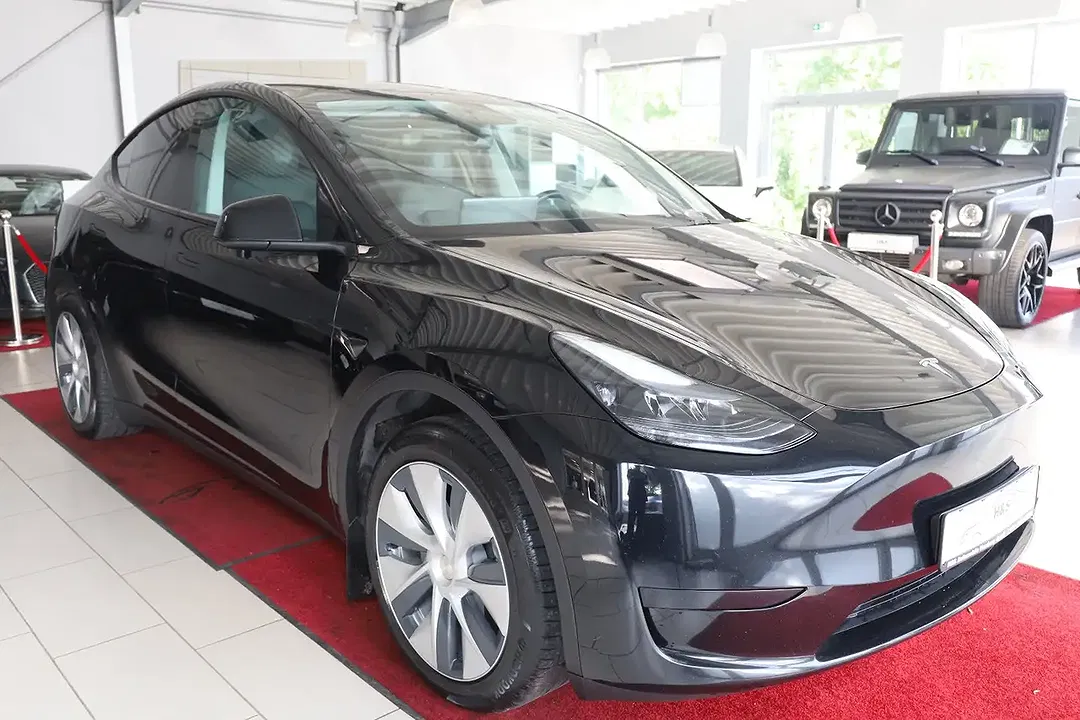 Tesla Model Y - Thumbnail 6