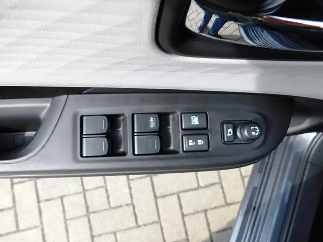 Suzuki Swift - Thumbnail 11