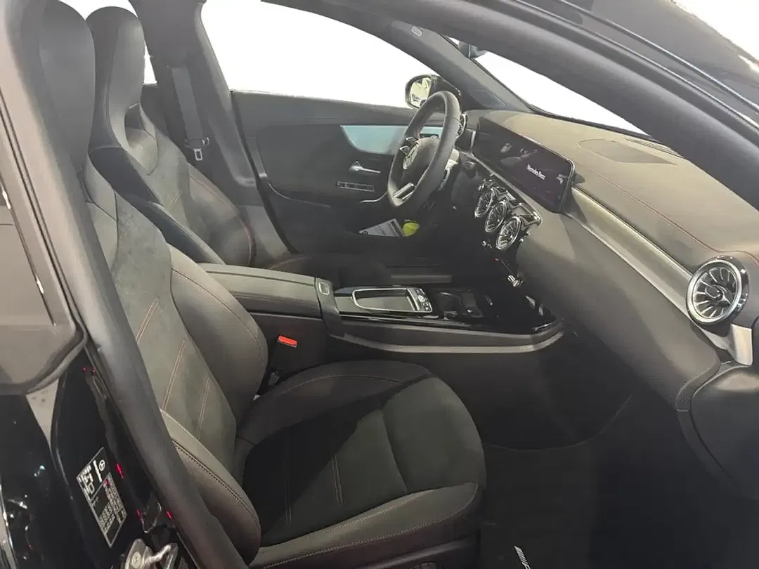Mercedes-Benz CLA 200 - Thumbnail 3