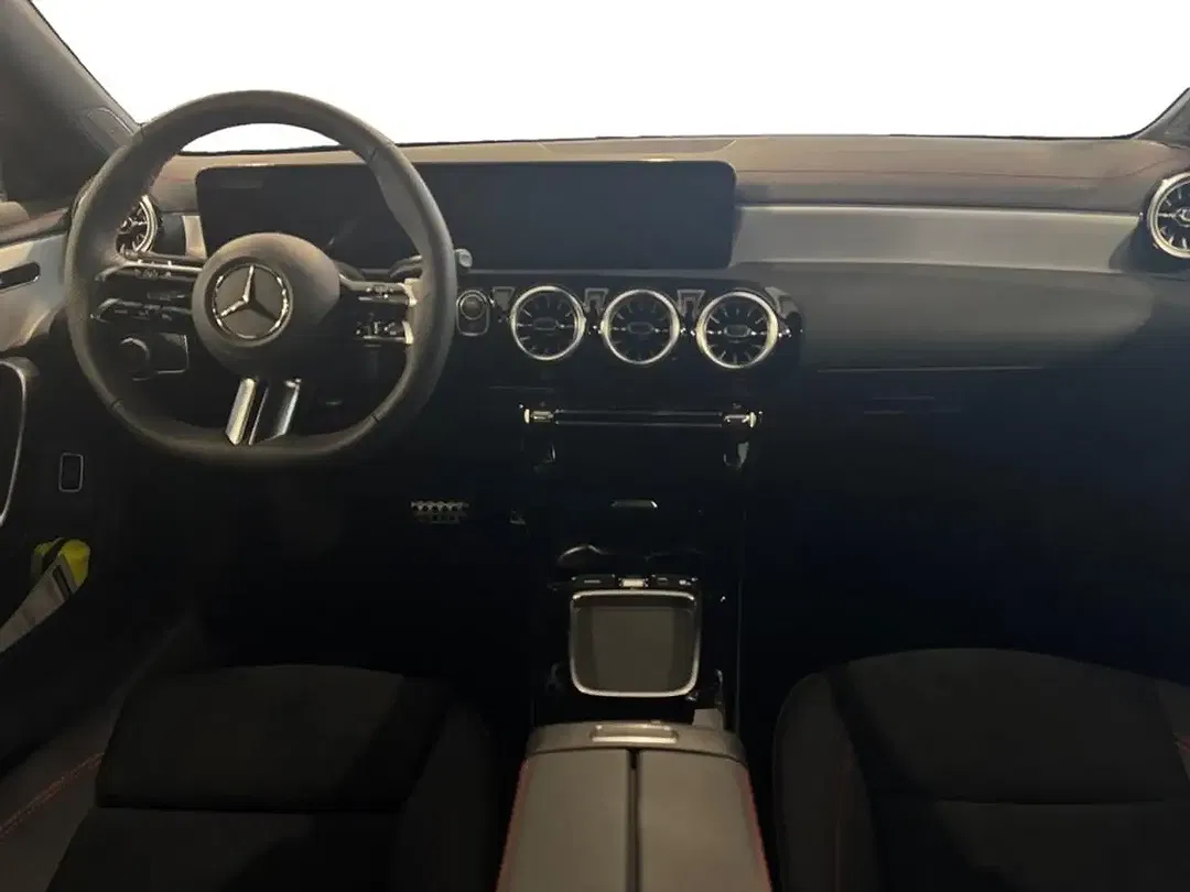 Mercedes-Benz CLA 200 - Thumbnail 4