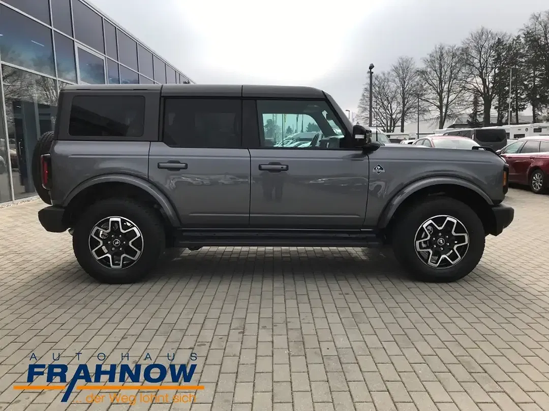 Ford Bronco - Thumbnail 3